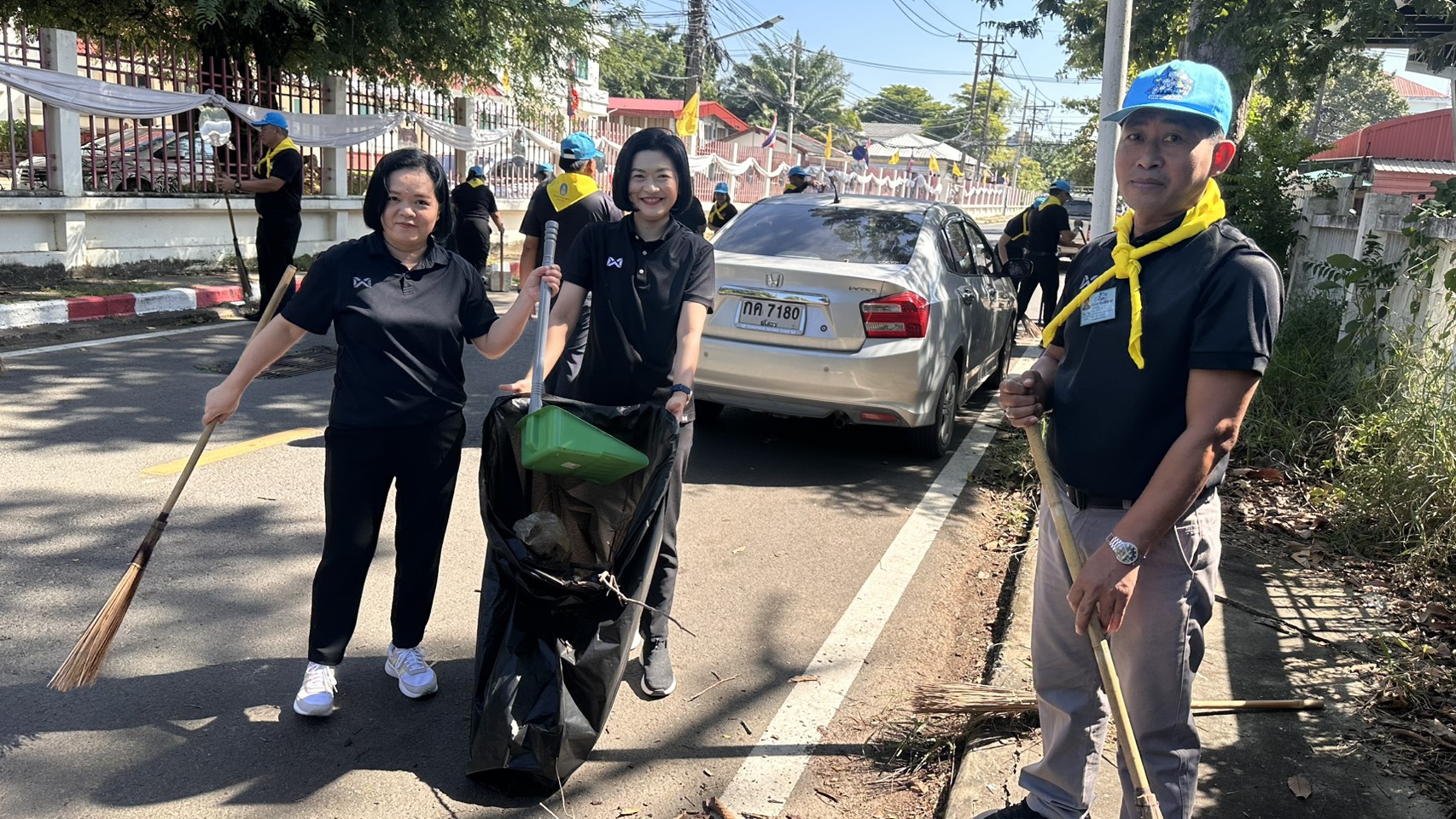 title - ส.ป.ก.ยโสธร ร่วมกิจกรรมจิตอาสาพัฒนา เนื่องในวันคล้ายวันสวรรคต  พระบาทสมเด็จพระบรมชนกาธิเบศร มหาภูมิพลอดุลยเดชมหาราช บรมนาถบพิตร (วันนวมินทรมหาราช)